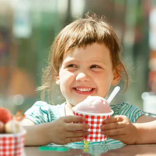 Miniatura 7 de Tessco for you Paquete de 100 tazas de helado a cuadros rojos y blancos con cucharas de plástico de 12 onzas desechables de papel a cuadros