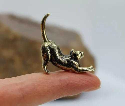 Miniatura 4 de Figura de gato estirada fundida a mano en latón, pequeño gatito, regalo coleccionable para amantes de los gatos, pequeña baratija decorativa de metal