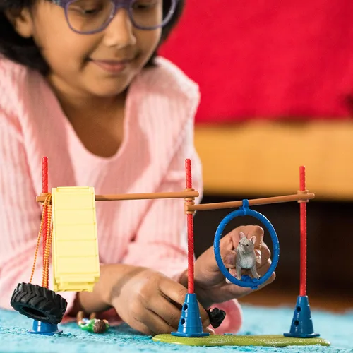 Miniatura 2 de Schleich Farm World, juguetes de granja para niñas y niños de 3 a 8 años, juego de 14 piezas, entrenamiento de agilidad para cachorros en The Dog