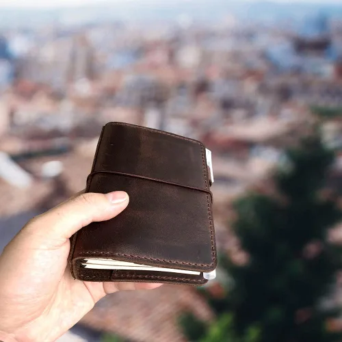 Miniatura 9 de Cubierta para cuaderno de viajeros con bolsillos interiores, ranuras para tarjetas y soporte para bolígrafo, tamaño pasaporte, marrón oscuro