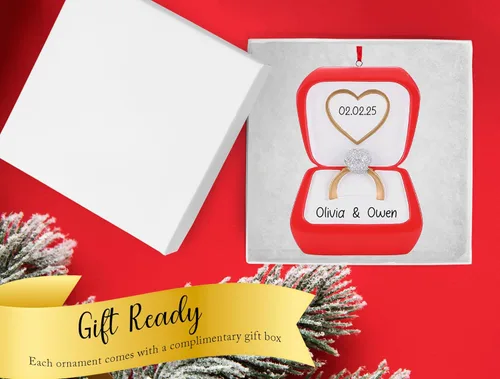 Miniatura 3 de Adorno personalizado de compromiso de nuestra primera Navidad 2026 Anillo de compromiso de diamantes en caja roja para el árbol de Navidad She