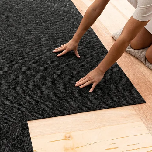 Miniatura 4 de Mohawk Home Baldosa de alfombra de 24" x 24" para interiores/exteriores, altura de pelo de 0.25", despegar y pegar, poliéster negro, (15 baldosas)