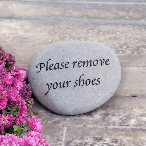 Letrero de piedra grabada con texto en inglés "Please remove your shoes ", inspirador arenado, ideas de regalo únicas y hermosas, rocas naturales de