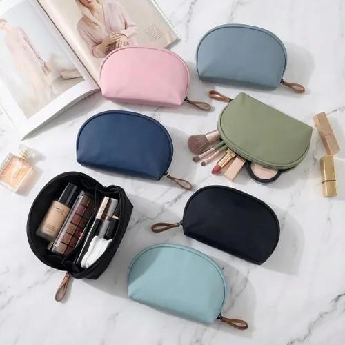 Miniatura 3 de Bolsa de cosméticos media luna Hekyip, neceser de maquillaje para viajes, neceser impermeable portátil para niñas y mujeres, pequeña (TODO NEGRO)