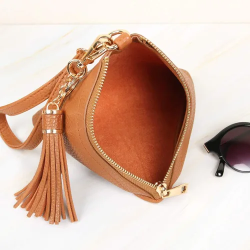 Miniatura 6 de Bolso de mano triangular de cuero vegano Bolsa de cóctel de noche piramidal correa desmontable y dije de borla talla única