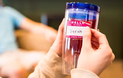 Miniatura 9 de STRATA CUPS Vaso de vino aislado con tapa (juego de 10) calcomanías de nombre – Copas de vino de plástico acrílico para exteriores, vasos de 10