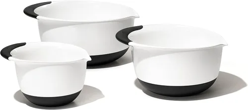 Miniatura 5 de OXO Good Grips - Juego de tazas medidoras en ángulo de 3 piezas (negro) y OXO Good Grips Juego de 3 cuencos de plástico para mezclar (blanco/negro)