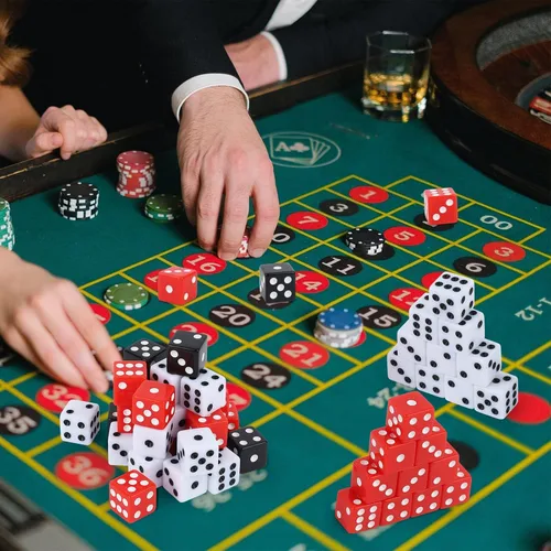 Miniatura 7 de Juego de 50 dados estándar de 0.63 pulgadas con acrílico negro, blanco, rojo, 6 caras, a granel, dados de casino para fiestas temáticas de casino