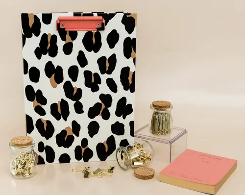 Miniatura 6 de Kate Spade New York - Portapapeles de tapa dura con estampado de leopardo A4 con clip de bajo perfil, padfolio profesional incluye bloc de notas