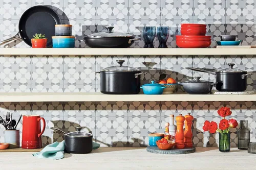 Miniatura 6 de Le Creuset Juego de utensilios de cocina antiadherentes endurecidos, 3 piezas (sartén de 10 pulgadas, 4.25 cuartos de galón de capacidad con tapa)