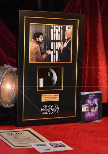 Miniatura 8 de Accesorio utilizado en pantalla MUERTE ESTRELLA, firmado por GEORGE LUCAS, primera película IV, COA London Prop Store, Marco DVD UACC