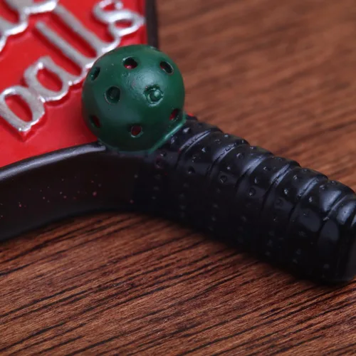 Miniatura 5 de Needzo Adorno de Navidad de pickleball de resina, cubre los pasillos con bolas de pepinillo, paleta roja, accesorios para árbol colgante, 3 pulgadas