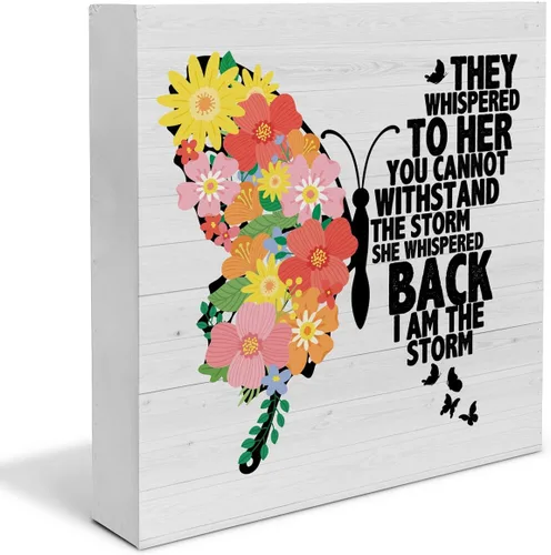 Dumyum Cartel de madera con cita inspiradora para mujeres "Soy la tormenta" con mariposa floral, cartel decorativo para escritorio, estante de mesa