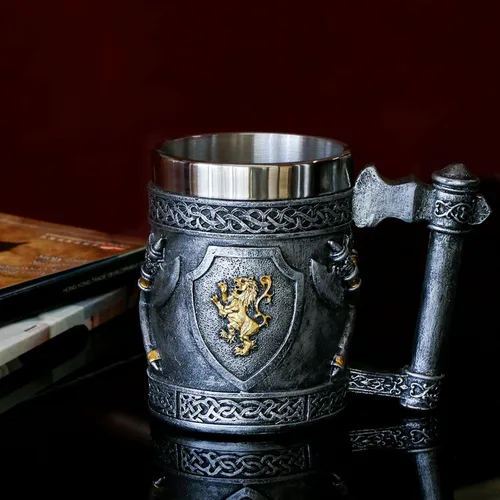 Taza medieval con hachas vikingas, regalos para hombres, escudos de león de oro inglés, jarras de cerveza, jarra de café inoxidable, arte