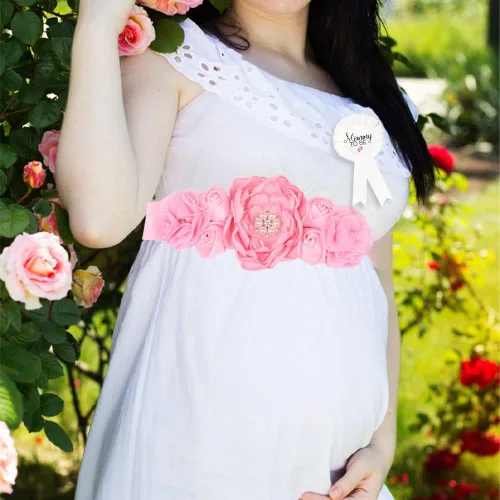 Miniatura 2 de CoolerthingsDG, 3 piezas, 2 insignias blancas y un cinturón de vientre rosa, banda de maternidad rosa bebé y ramillete de papá para bebé, banda