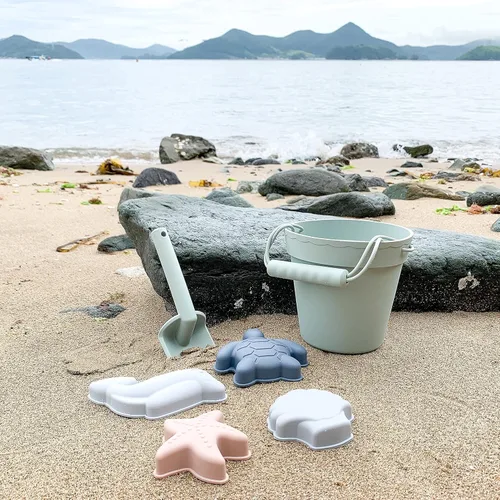 Miniatura 9 de BLUE GINKGO Juguetes de playa de silicona - Bebé moderno Juego de cubo, pala, 4 moldes de arena, bolsa para niños pequeños, niños verde