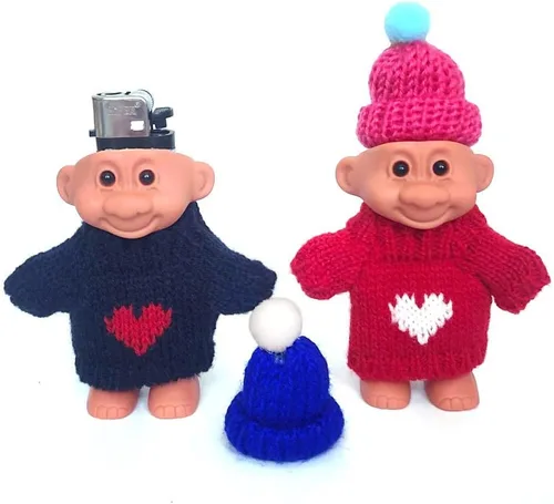 Miniatura 8 de Paquete de 2 lindas muñecas Troll Lighter Case Silicone Funny Mini Dolls Lighter Sleeve con suéter y sombrero para encendedores regulares de 3.2