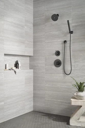 Miniatura 7 de Delta Faucet Trinsic - Ducha de mano de montaje en pared de un solo rociador, ducha de mano con manguera, cabezal de ducha de mano negro, ducha