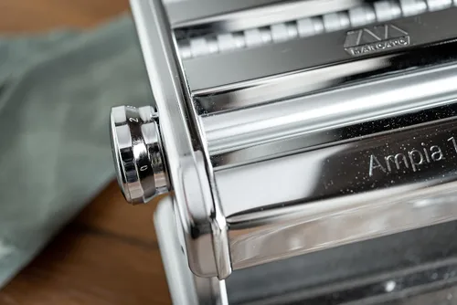 Miniatura 4 de MARCATO Máquina de pasta Atlas Ampia 8356 fabricada en Italia acero cromado plata incluye cortador de pasta manivela e instrucciones idioma español