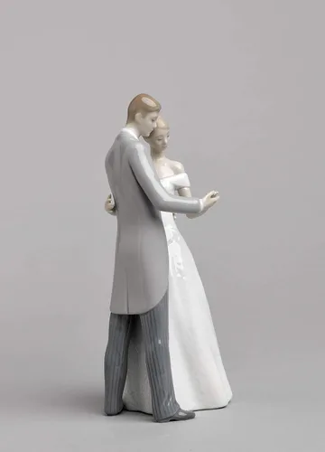 Miniatura 3 de LLADRÓ Figura de porcelana de una pareja de bodas unidos para siempre. boda decorativa del novio y la novia en porcelana brillante.