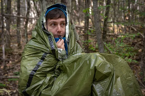 Miniatura 9 de Survive Outdoors Longer Bivvy de Emergencia 90% - Viene con Silbato de Supervivencia y Cordón Paracord con Yesca - Agregar al Kit de Emergencia