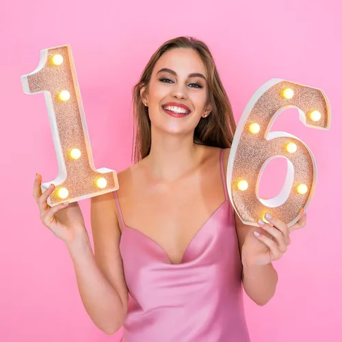 Miniatura 4 de Treela Números LED iluminados decorativos de 8.7'' para cumpleaños, letrero de números de marquesina de purpurina para decoración de fiesta de Oro
