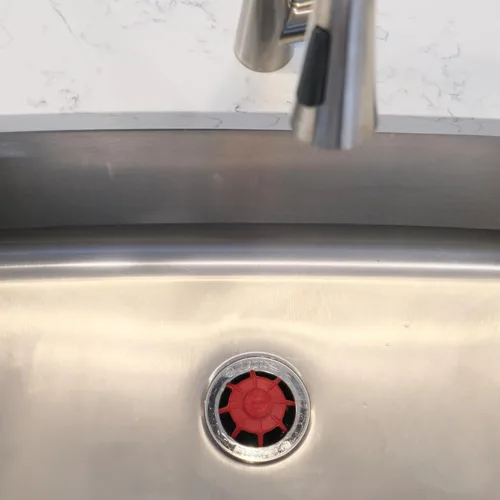 Miniatura 2 de Filtro para desagües y raspador Danco con Microban, 10451 Rojo