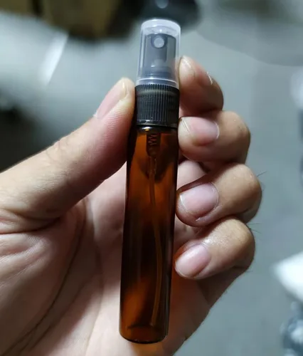 Miniatura 4 de Paquete de 25 botellas de perfume de viaje con atomizador a granel de 0.3 fl oz, botella vacía hidratante (ámbar)