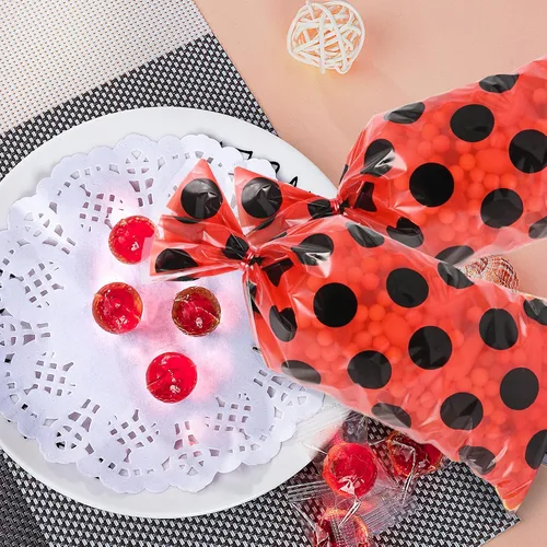 Miniatura 6 de Lecpeting 100 bolsas de golosinas de mariquita, bolsas de dulces de celofán con lunares rojos y negros, regalos de fiesta de mariquita con lazos