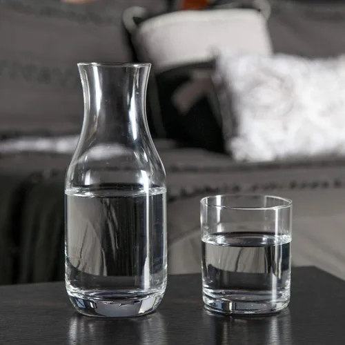 Miniatura 6 de Lily's Home Jarra de agua de noche para mesita de noche con vaso de cristal, uso en dormitorio, baño o cocina, usar la taza como tapa, 16 onzas