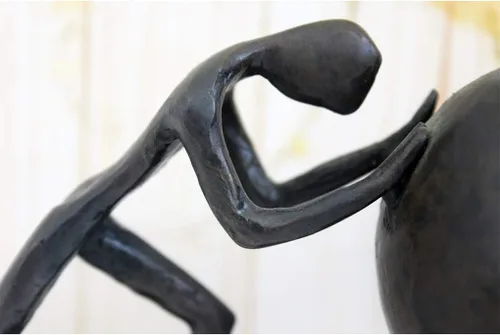 Miniatura 5 de Briskfeel Estatua de hierro de hombre con esfera, escultura de Sísifo de metal, decoración para el hogar y la oficina (B2 fuerte)