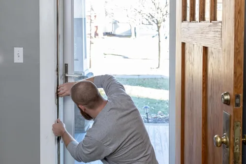 Miniatura 6 de Duck Brand Max Strength Sello de Burletes de Silicona para Puertas y Ventanas, Autoadhesivo, Se Adapta a Espacios Medianos de 1/8-1/4 Pulgadas, .31