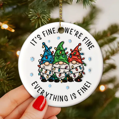 Miniatura 5 de Hyturtle Adorno navideño de gnomo 2025 – Divertido adorno «Everything Is Fine» – Adornos de gnomos de cerámica para árbol de Navidad – Lindo gnomos