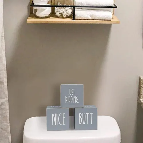 Miniatura 5 de Decoración de baño de granja de 4 lados para estantes y mostrador, divertido letrero rústico de madera para invitados de baño, bonito trasero y gris