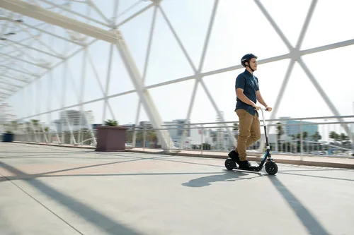 Miniatura 3 de Patinete Razor A5 Air Kick para niños de 8+ años - Plataforma extra larga, ruedas neumáticas de goma de 8", plegable, manillar antitraqueteo