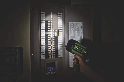 Miniatura 4 de PowerSmith Proyector recargable de 700 lúmenes, impermeable, recargable de iones de litio, linterna LED con mango ergonómico y cargador (PSL10700W)