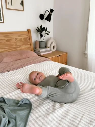 Miniatura 24 de GUNAMUNA Pijama unisex convertible ultrasuave para bebé, mameluco con cremallera para pañales, recién nacido a 24 meses