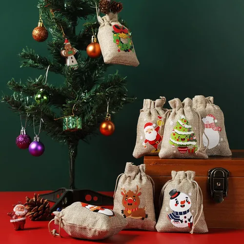 Miniatura 6 de Shappy 60 bolsas pequeñas de regalo de arpillera de Navidad para compañeros de trabajo, 8 estilos, mini bolsas de regalo de Navidad con cordón