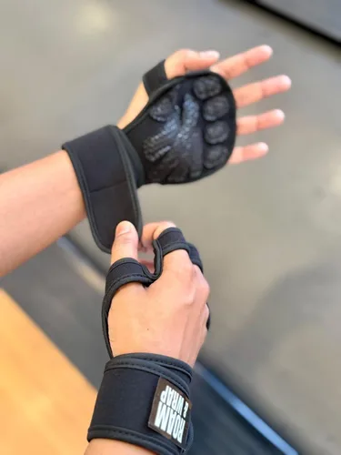 Miniatura 7 de Roam & Wrap Guantes de levantamiento de pesas con muñequeras – Guantes de gimnasio extra acolchados y ventilados para hombres y mujeres – Ideal