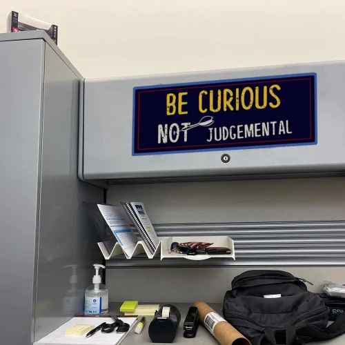 Miniatura 3 de Flinelife Letrero motivacional de pared con texto en inglés «Be Curious Not Judgemental», 16 x 6 pulgadas, perfecto para los fans