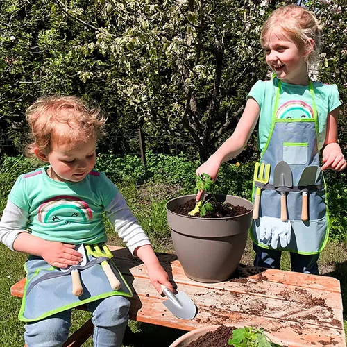 Miniatura 12 de Small Foot - Juego de herramientas de jardinería – Juego de 7 piezas para niños incluye delantal, guantes, pala, rastrillo, paleta y pala – Cabezas
