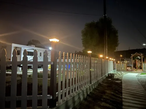 Miniatura 7 de Luces solares para tapa de poste (paquete de 2) – LED blanco cálido de 25 lúmenes, se adapta a 3.5 x 3.5 pulgadas y 4 x 4 pulgadas de madera/vinilo
