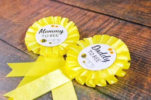 Miniatura 3 de HAPPYLAND - Pin de insignia de hojalata para baby shower de abejas amarillas para mamá y papá para mamá, juego de fiesta de revelación de género