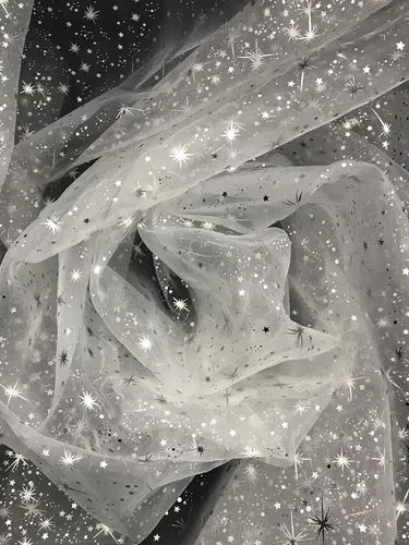 New Creations Fabric & Foam Inc, 58/60 pulgadas de ancho Starburst plateado sobre tela de organza transparente blanca por The Yard