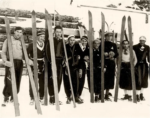 Miniatura 11 de Foto de esquí vintage de un grupo de hombres en una pendiente 11x14 sin marco Póster sin marco: arte de pared alpino en blanco y negro histórico