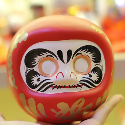 Miniatura 3 de Tofficu Hucha japonesa Daruma – Figura de cerámica roja Daruma para decoración del hogar, ahorro para niños y decoración zen japonesa – 4.33 pulgadas