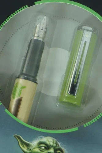 Miniatura 6 de Sheaffer Star Wars Yoda con diseño temático de Yoda y detalles de personajes auténticos, detalles pulidos de gel