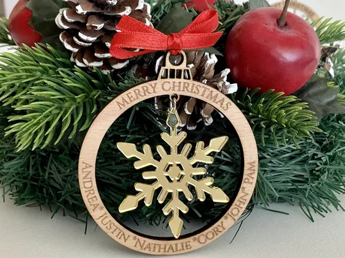 Miniatura 4 de Adorno personalizado para árbol de Navidad 2025, nombres grabados personalizados, miembros de la familia, bola de madera cortada con láser, copos
