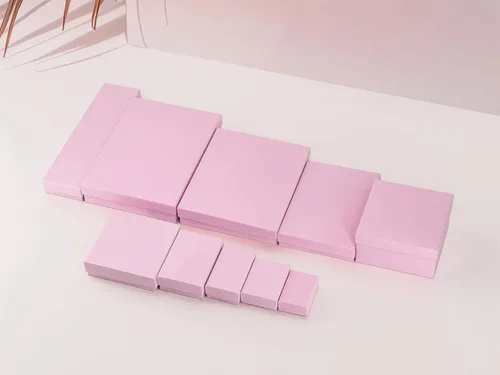 Miniatura 33 de TheDisplayGuys - Paquete de 25 cajas de cartón rellenas de algodón #33 para joyas, color rojo mate (3.5 x 3.5 x 1.0 pulgadas), para envío