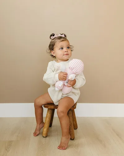 Miniatura 5 de Genius Baby Toys Muñeca de bebé suave - Acogedora y suave - Perfecta primera muñeca para bebés y niños pequeños - Lindo atuendo rosa y blanco - Sin